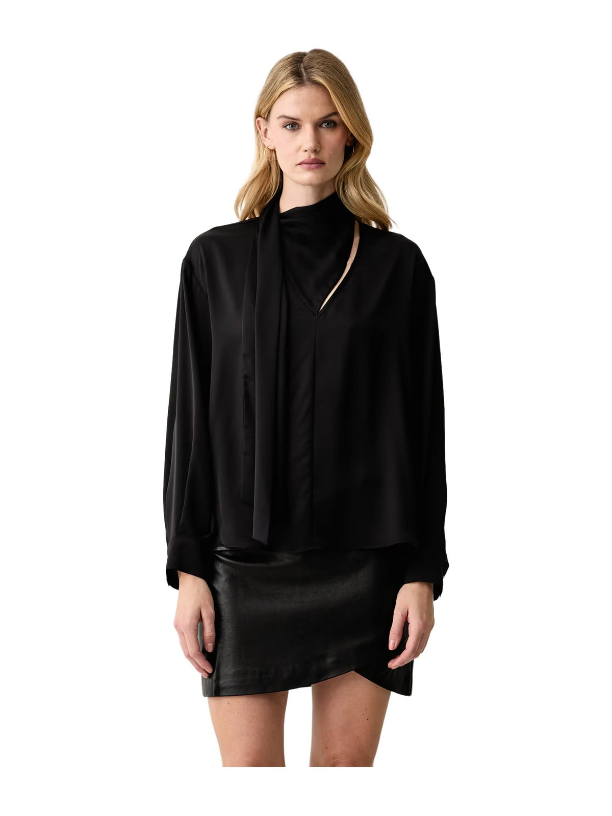 Blusa in raso con scollo a v e laccio