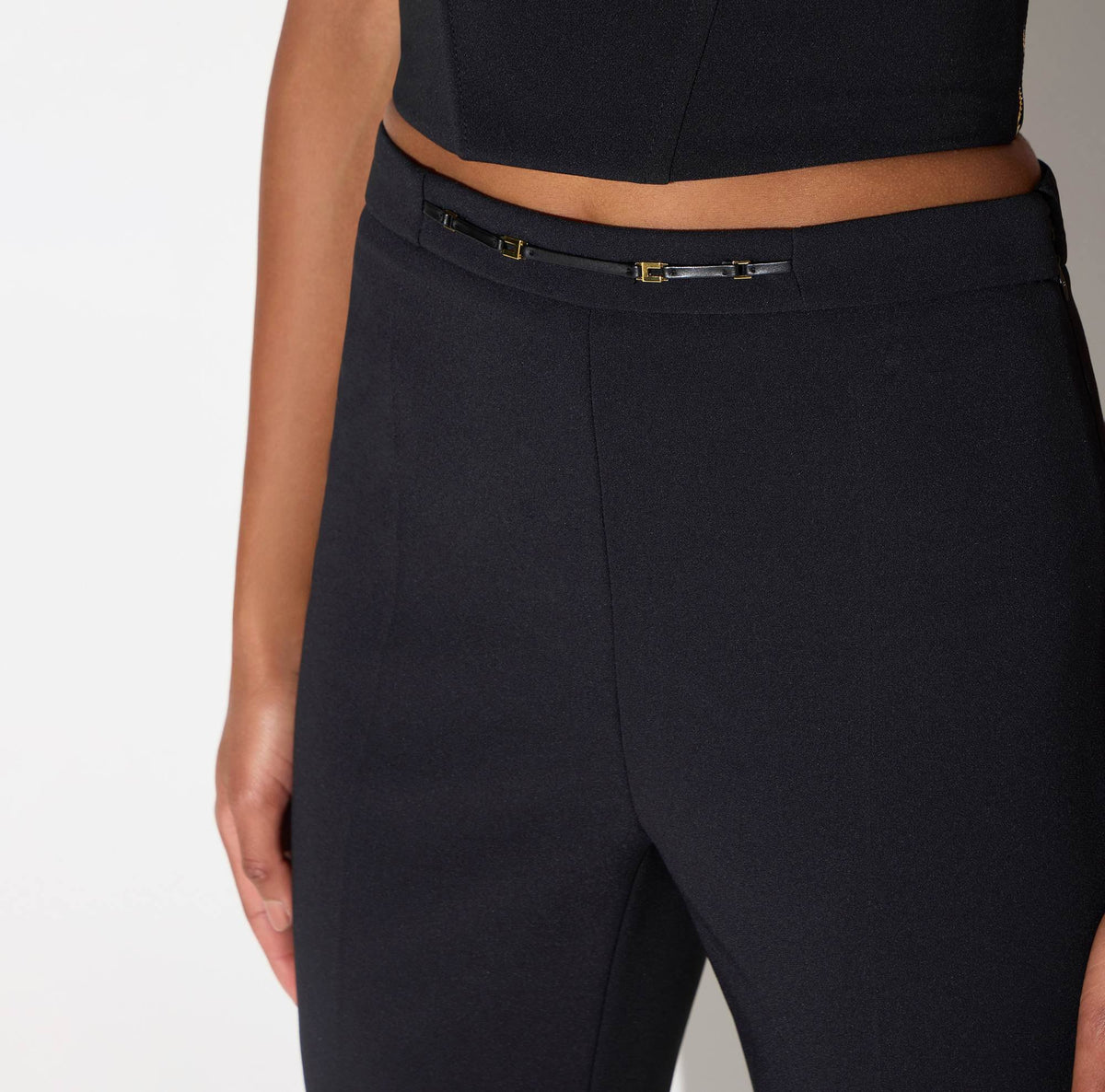 Pantaloni in doppio crêpe stretch con dettaglio gioiello
