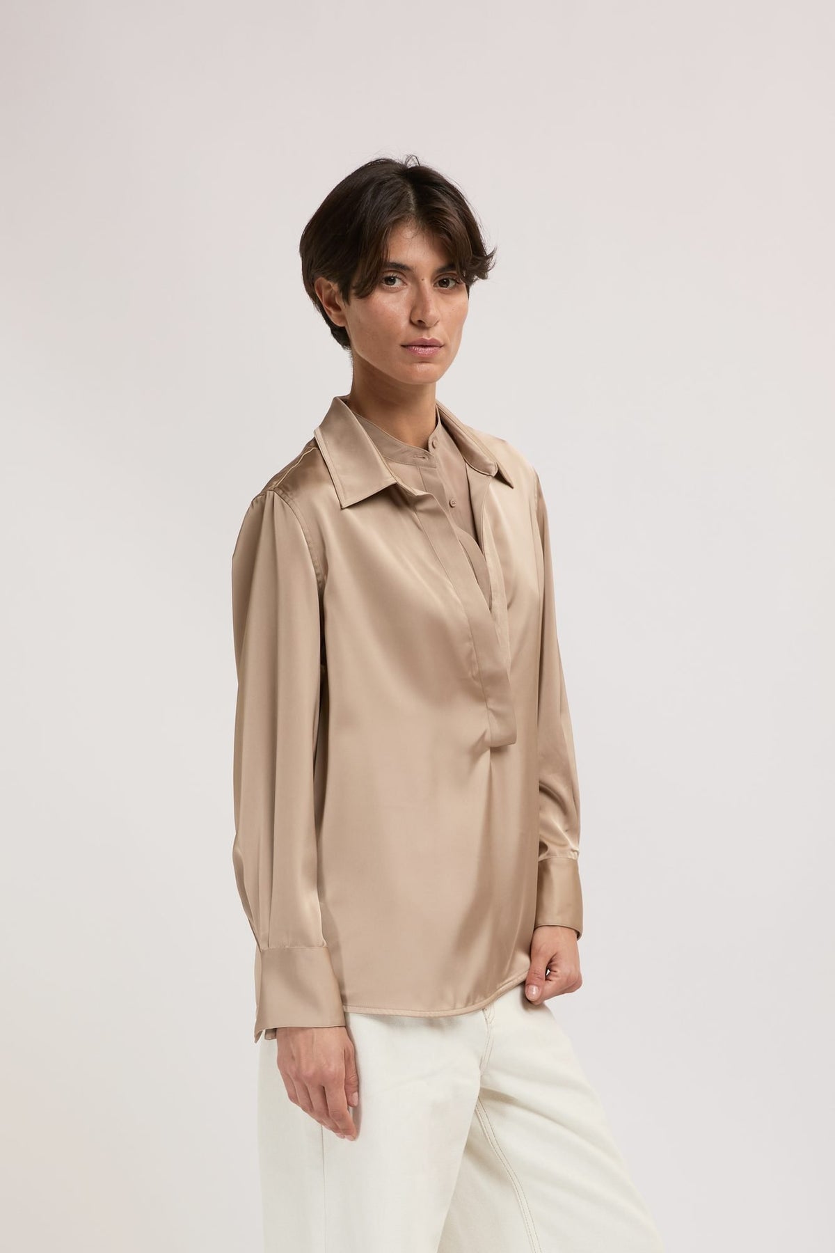 Blusa a Maniche Lunghe con Collo Classico Fluida