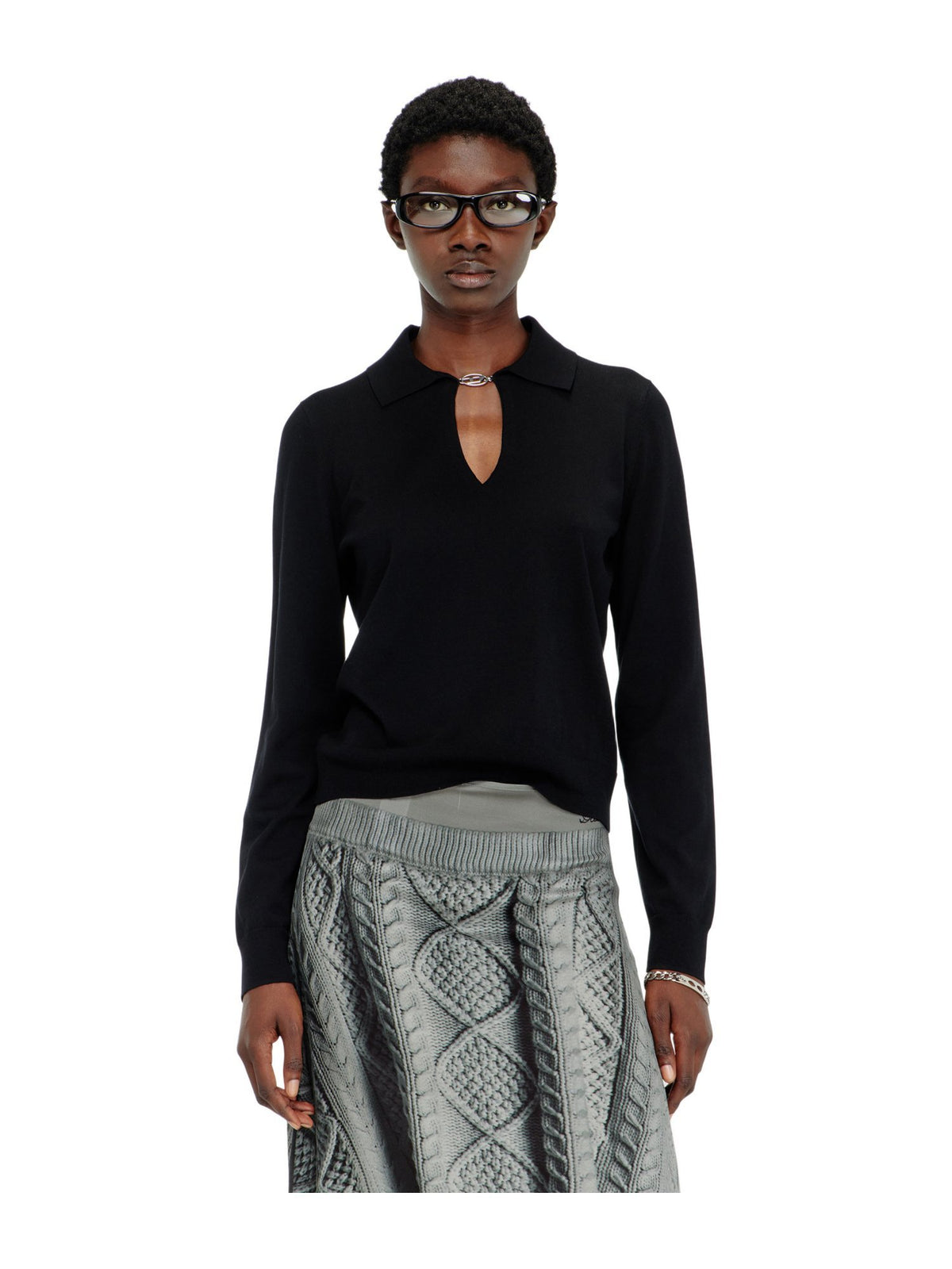 Maglia con chiusura ovale a D sul collo
