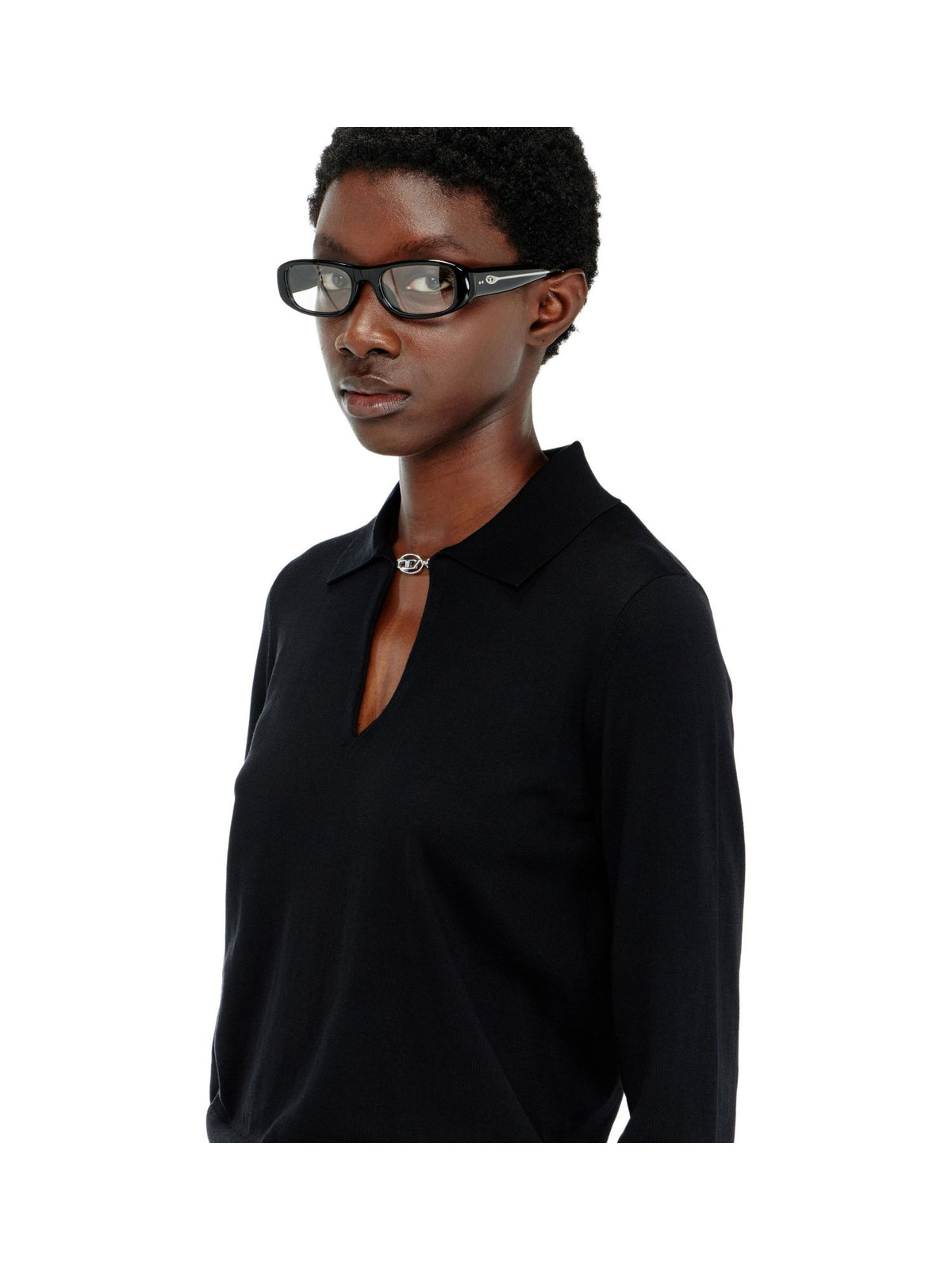 Maglia con chiusura ovale a D sul collo