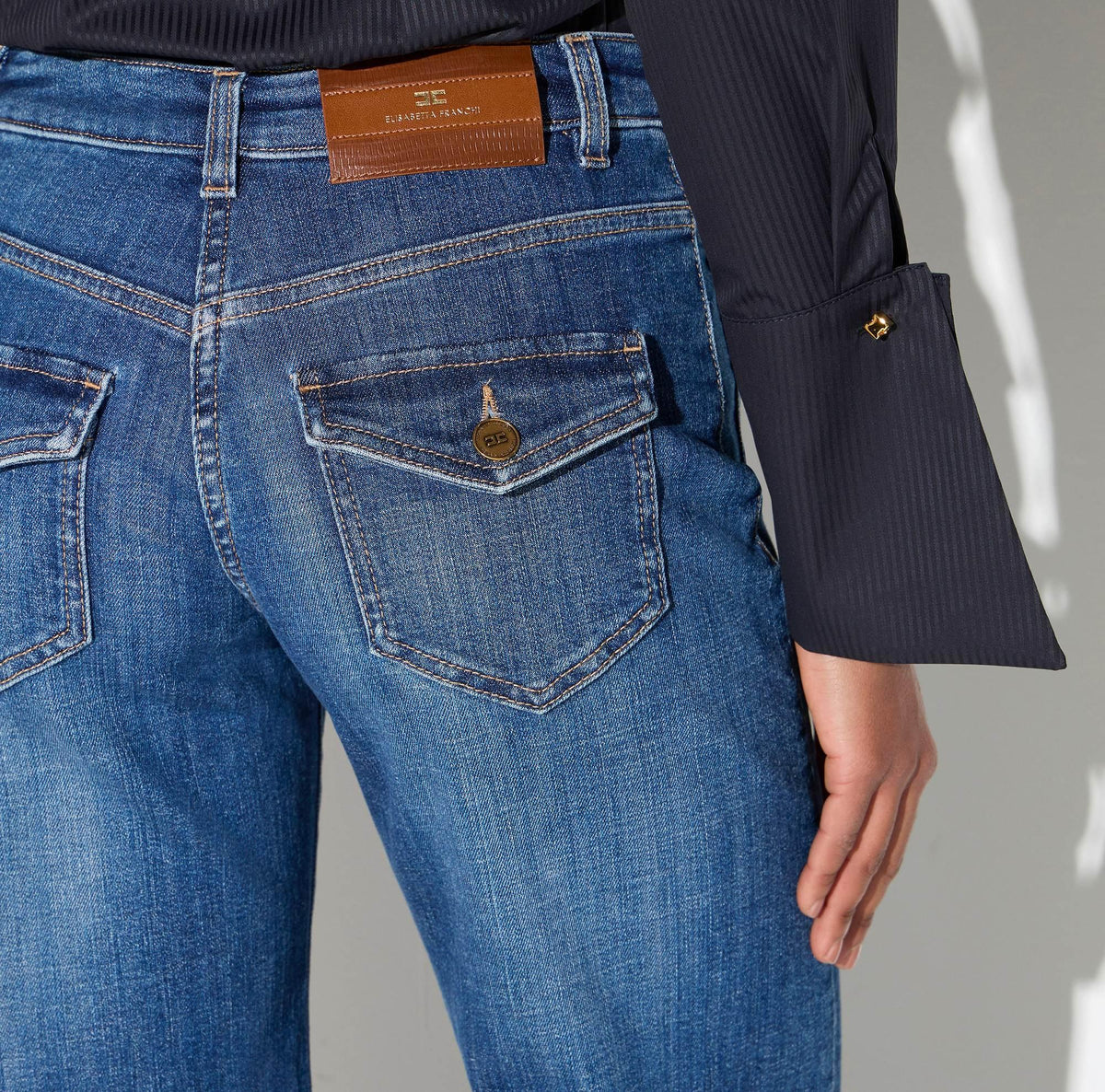 Jeans a zampa con taschini