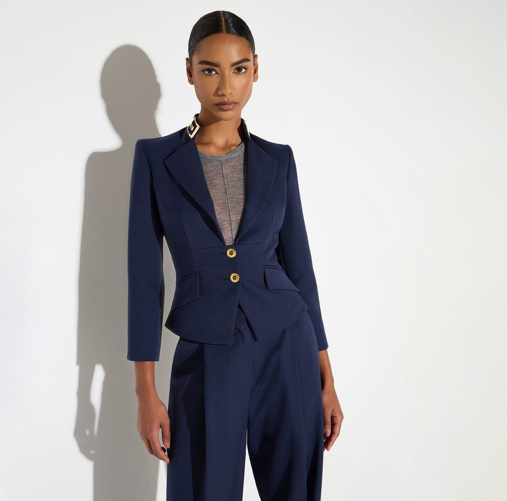Giacca in gabardina con collo gioiello
