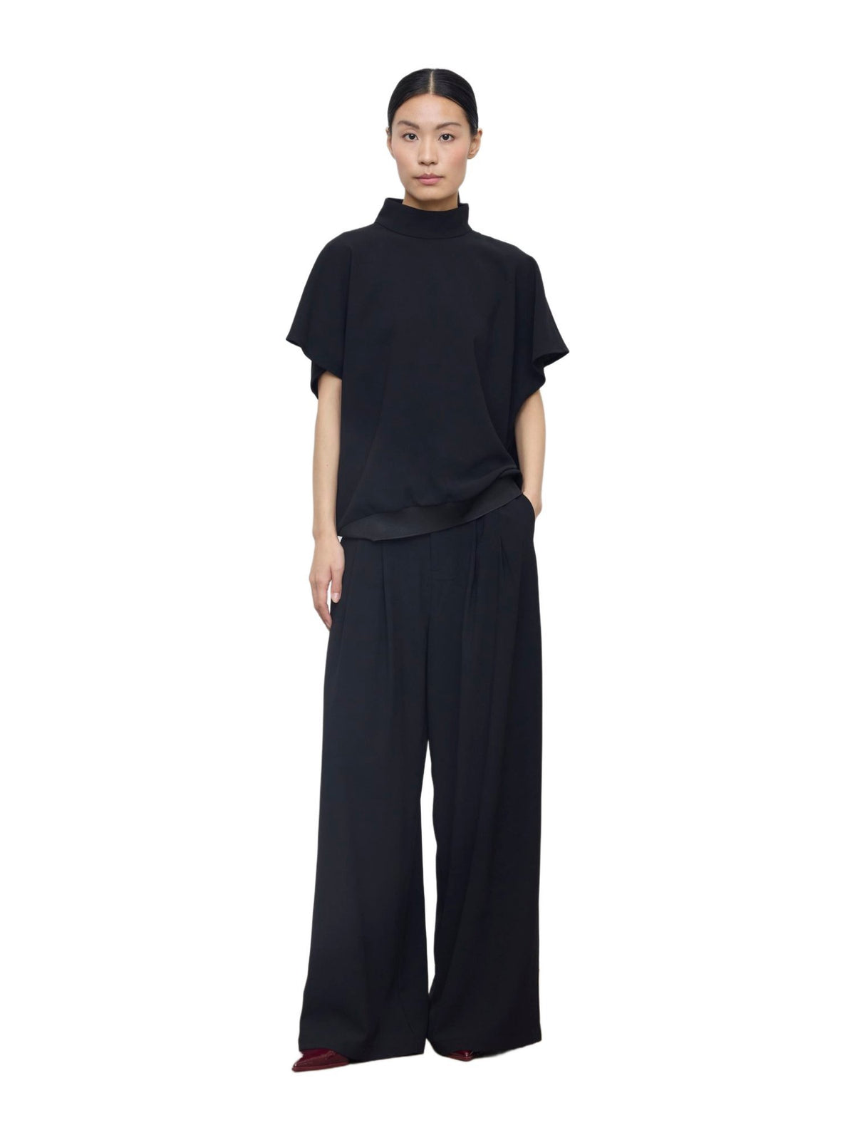 Blusa a Collo Alto con Scollatura Posteriore